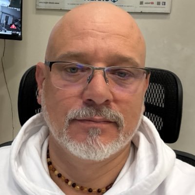 LubomirKopecky's profile picture. Pravičák, Havlista a Sparťan. Hrozná to kombinace. Jo a jezdím Teslou!