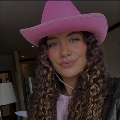 AnnaMax919298's profile picture. Book Lover📚🇺🇸