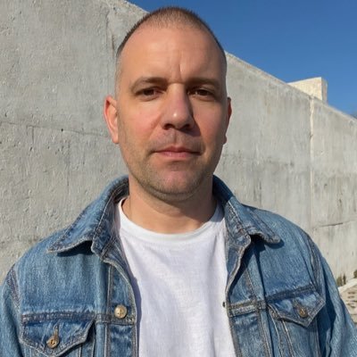 MuhamedBuzaljko's profile picture. Dok živim život koji nisam birao sam, o suhom vjetru s juga moja duša sanja #StopUpperHorizons