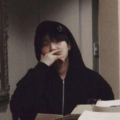 axzyrat's profile picture. she/her