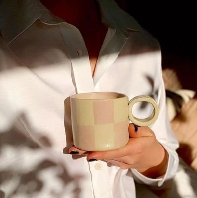 honarmand_bikar's profile picture. میان استخوان‌های خورد شده‌ایم اما، امید تقلا میکند برای روییدن