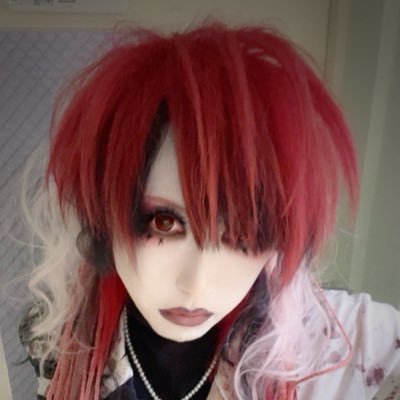 kentan_vijyu's profile picture. 断頭台のメロディー / Kneuklid Romance（ニュークリッドロマンス） / SEX MANIACのギター / 気分で重低音ベーシスト / ESP endorser / その他、デザイナーやスタイリストなど色々と芸達者なオネェやゲイの方に間違われる普通の人ですの / フォローしてくれたらスリスリなつきます