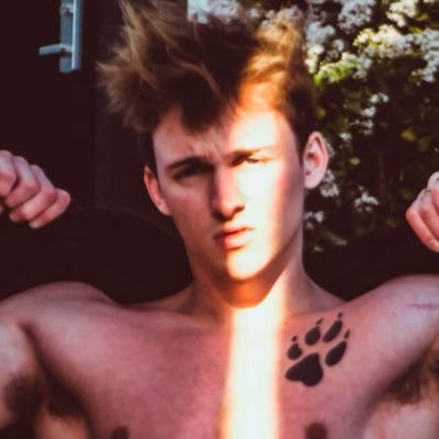 itsianrobert's profile picture. Full time creative