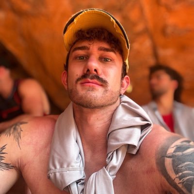 notevanjordie's profile picture. occasional wearer of shirts • nsfw is @evanxjordie