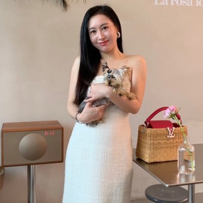 EvieYiyics's profile picture. America, wonderful music 🤩, patriots 🎺🎶, women who love the seaside and enjoy life, ❤️ health is wealth, and interest is the best teacher.