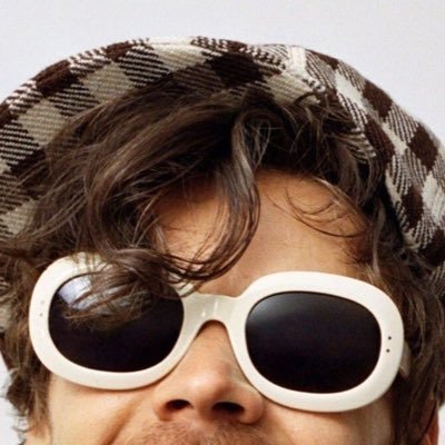 shelovebot's profile picture. watching survivor with billie