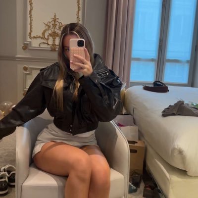 ServeGodEvee's profile picture. Online FinDomme⛓️Bratty, Evil & Manipulative.💁🏼Wallet breaker. Beta Maker.🙇🏼 Pay to speak.💷❌No Tribute, Don't Approach❌ £50 DM FEE