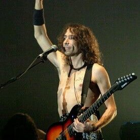 Guitarsmithfan's profile picture. Abogado.
Se rompió la cadena que ató el reloj a las horas.