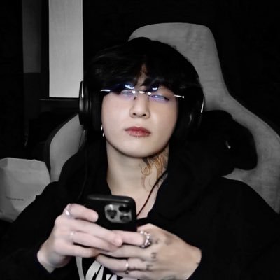 Amoredavamp's profile picture. Cuando la noche se inclina, las estrellas recuerdan lo imposible. Nada duele, todo arde con elegancia.