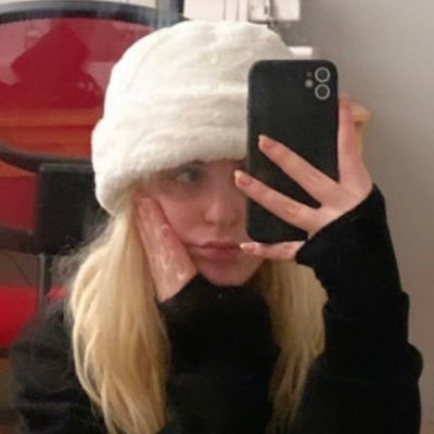 aysegnes13's profile picture. somewhere over the rainbow