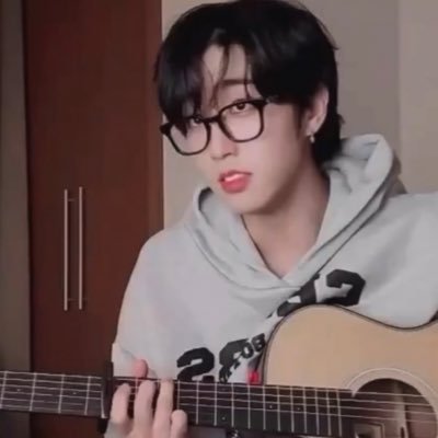 sungiesbug's profile picture. i'm usually not someone who clings to relationships but the reason i held onto you was probably because you're that precious to me ♡