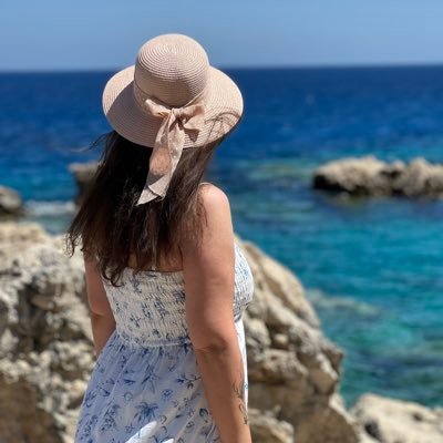 Farii_iin's profile picture. ‏‏‏میگن اگه آروم نفس بکشی زمان هم کندتر میگذره