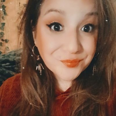 sheseemslegit's profile picture. Probably at a Walgreens. enfj. books, cats, vintage.