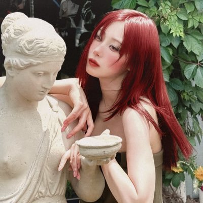 floreamist's profile picture. 前向き ⠀ 𑂅 ⠀ ✿ ⠀꒰ ⠀ inspired by a museum ⠀ ꒱ ・ peasant blouses, flowing skirts, and corset waist belts supported while walking barefoot through the grass ⠀ ʚɞ ༘⋆