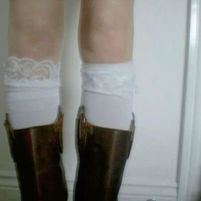 jmbh55's profile picture. oliver stark e jonathan bailey entram em um bar