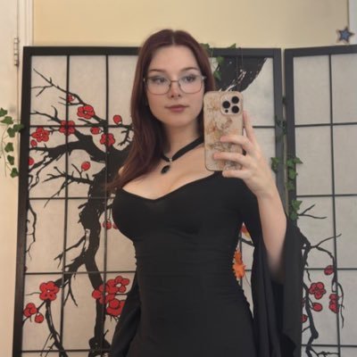 jellobakes's profile picture. 🖤 I love cosplay, makeup, and much more 😊🏳️‍⚧️ 🖤backup: @jelloalls