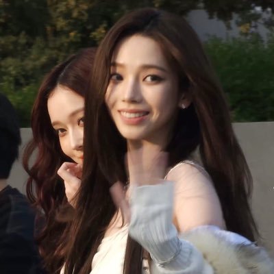 flowretie's profile picture. part-time writer | pwetievidi ✍🏻🪽