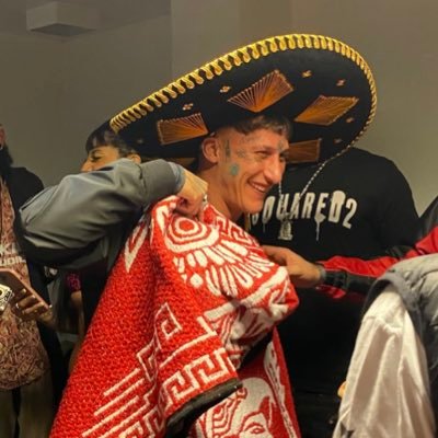 11abeatriz's profile picture. Del desierto una flor nació, a veces la tierra te da una razón