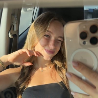 emmnastics's profile picture. i only answer dms on there 👇🏻