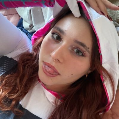 phiao3o's profile picture. i love my girlfriend 🌹 she/her, 20 #booktwt cr: babel