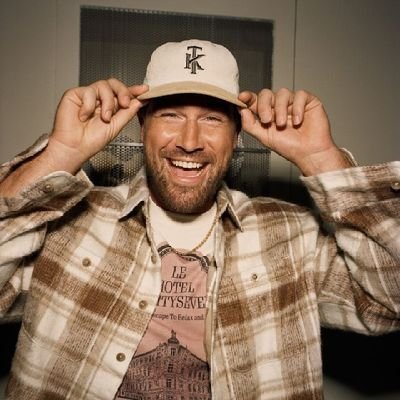 Traviskelce144's profile picture. American football tight end 🏈