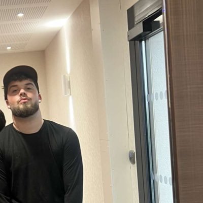 tiapeurr's profile picture. get rich or die tryin’