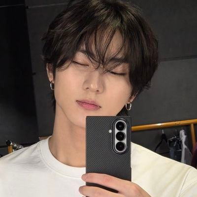 dazedncf's profile picture. @nakeyjakeysim 🧎‍♂️