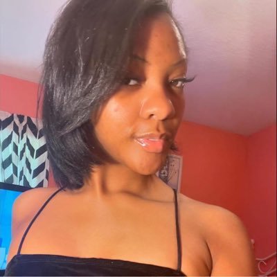 Tricia_0024's profile picture. live • love • laugh ᥫ᭡