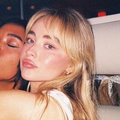 ameliepouslain's profile picture. oy with the poodles already!