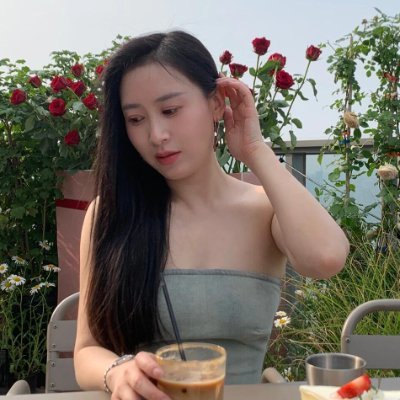 MiaYiYiric's profile picture. 