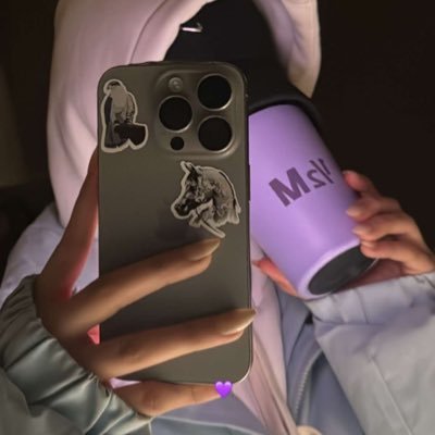 _viif4's profile picture. l don’t turn the page, l buy a new book and move on .