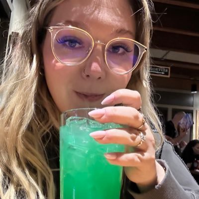 Carrrrolllll's profile picture. in my showgirl era but also free Palestine 🇵🇸