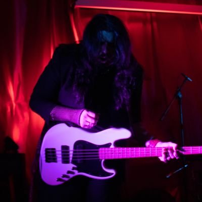 Deuzyuki's profile picture. Doutorando e Mestre em Economia, colorado, artista e arteiro. Visual Kei é minha religião. Faço música na Addara.