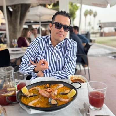 daniloperla's profile picture. Vi en vivo a @radiohead, @vivoelazul @braves