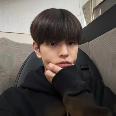 leeknobidobee's profile picture. eu e o lee know comendo pudim