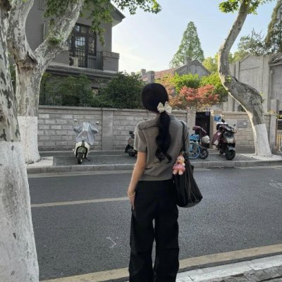 Aureliafvc's profile picture. 꿈이 아무리 멀어져도 항상 마음의 깊은 곳에 숨어 있으며, 꿈이 실현될 때까지 마음이 평온을 얻지 못하게 합니다.