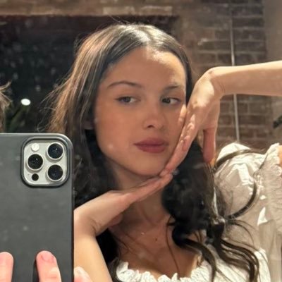 bcautora's profile picture. essa boneca escreve, bebe café em excesso e chora ⚙️ CPNSA em breve na Amazon.