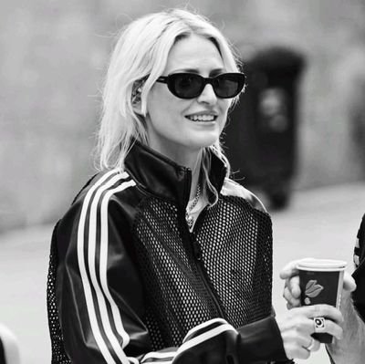 velouriale's profile picture. The emptiness machine: “She thrives in shadows, raw edges, and broken melodies” — Smokey eyes, leather jackets, white wine, ripped jeans and 90's vinyl records.