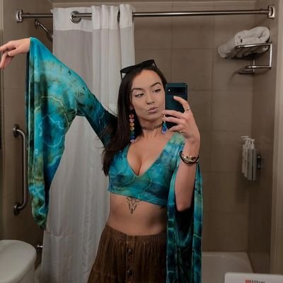 fullmoonbeams's profile picture. In the mountains but my soul is in a fairy pond✨ ❤️