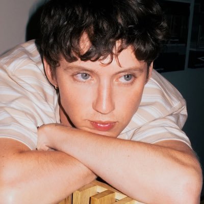 rudynovio's profile picture. flores azules y quilates