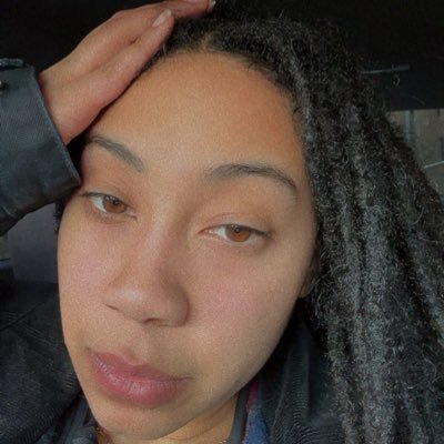 jusleeyah's profile picture. The trophy Herself 🏆