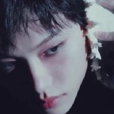 bowieknifel1x's profile picture. everybody dancing on the stage, not me 𓏲 ๋࣭  ࣪ ˖ ✧ 12/04/25 🌕