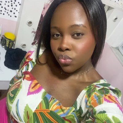 _vivianoliver's profile picture. passando raiva desde 1996, quase design de moda e gosta de reclamar nesse site