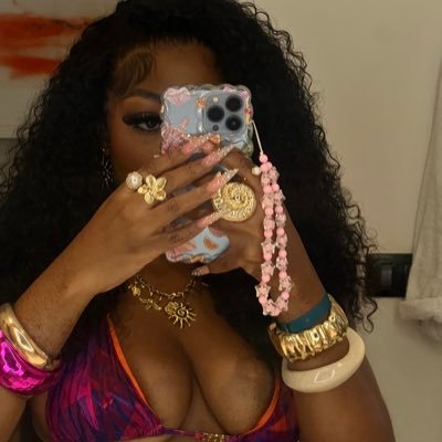 hairfullofgel's profile picture. Certified foodie. Lover girl.