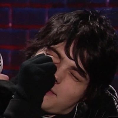 vermelhum's profile picture. tanto faz o pronome