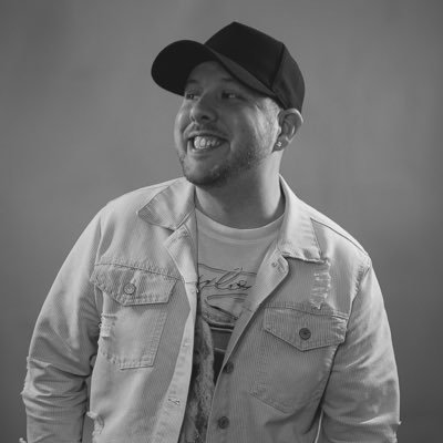 ibobbyevans's profile picture. 📖☕️💍🍯 • @__zach • i met taylor swift once