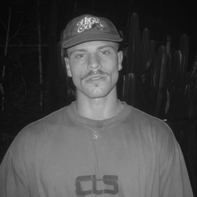 treguaviento's profile picture. soñando con ser una gaviota volando sobre el mar • ‘ Las palabras nunca alcanzan cuando lo que hay que decir desborda el alma. (Cortázar, 1963).