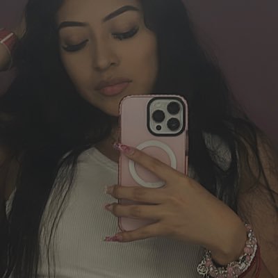 devamabilia's profile picture. 🇬🇹 | i be in my own world