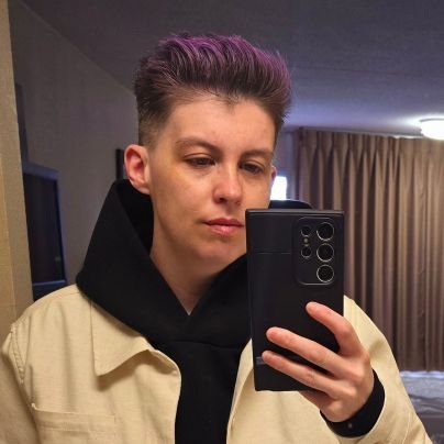 PineappleQg's profile picture. Scottish Girl Makes Content on Tiktok and plays Games. 🍍💚