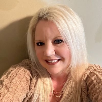 PsychicToni's profile picture. 